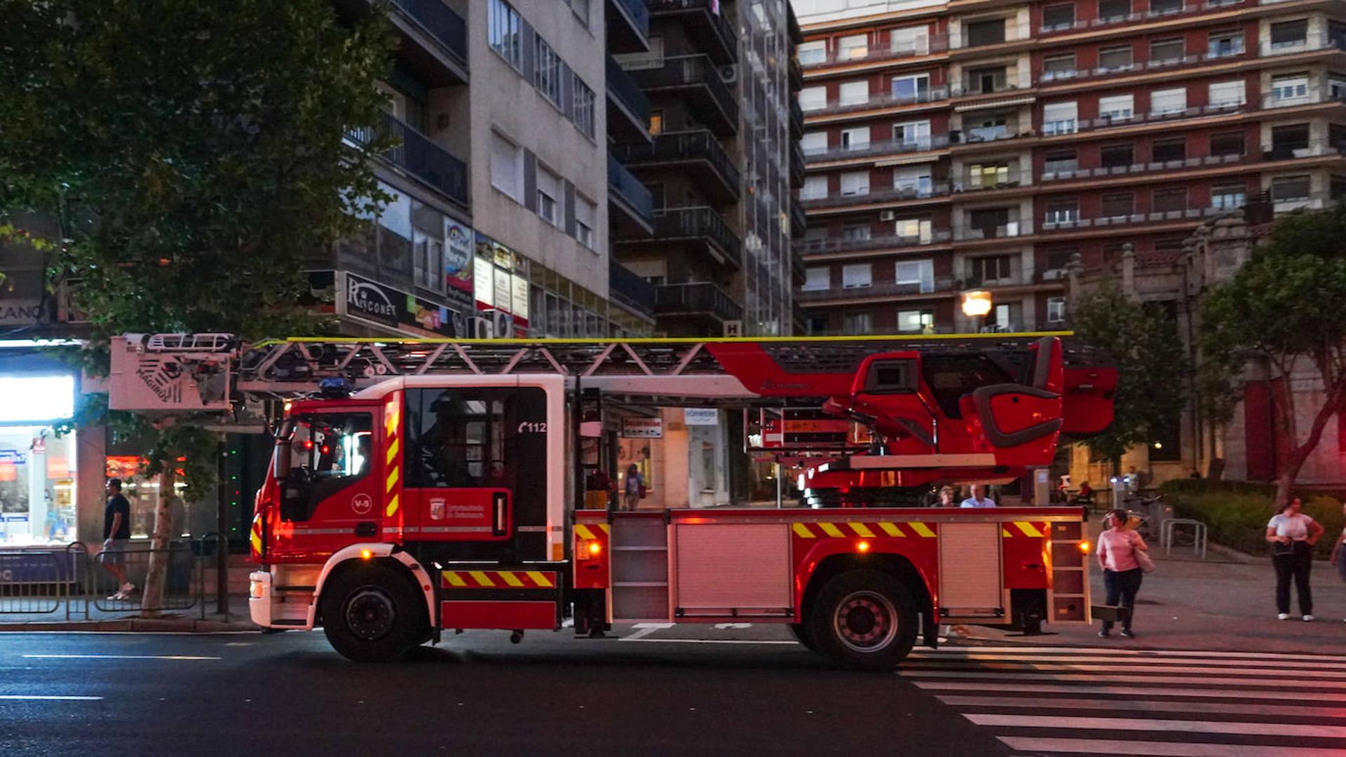 Tarde ajetreada para los bomberos arde un coche y revienta una tubería